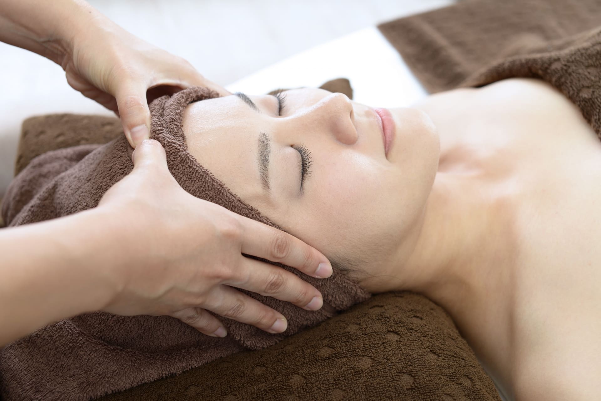 ヘッドスパを受ける女性