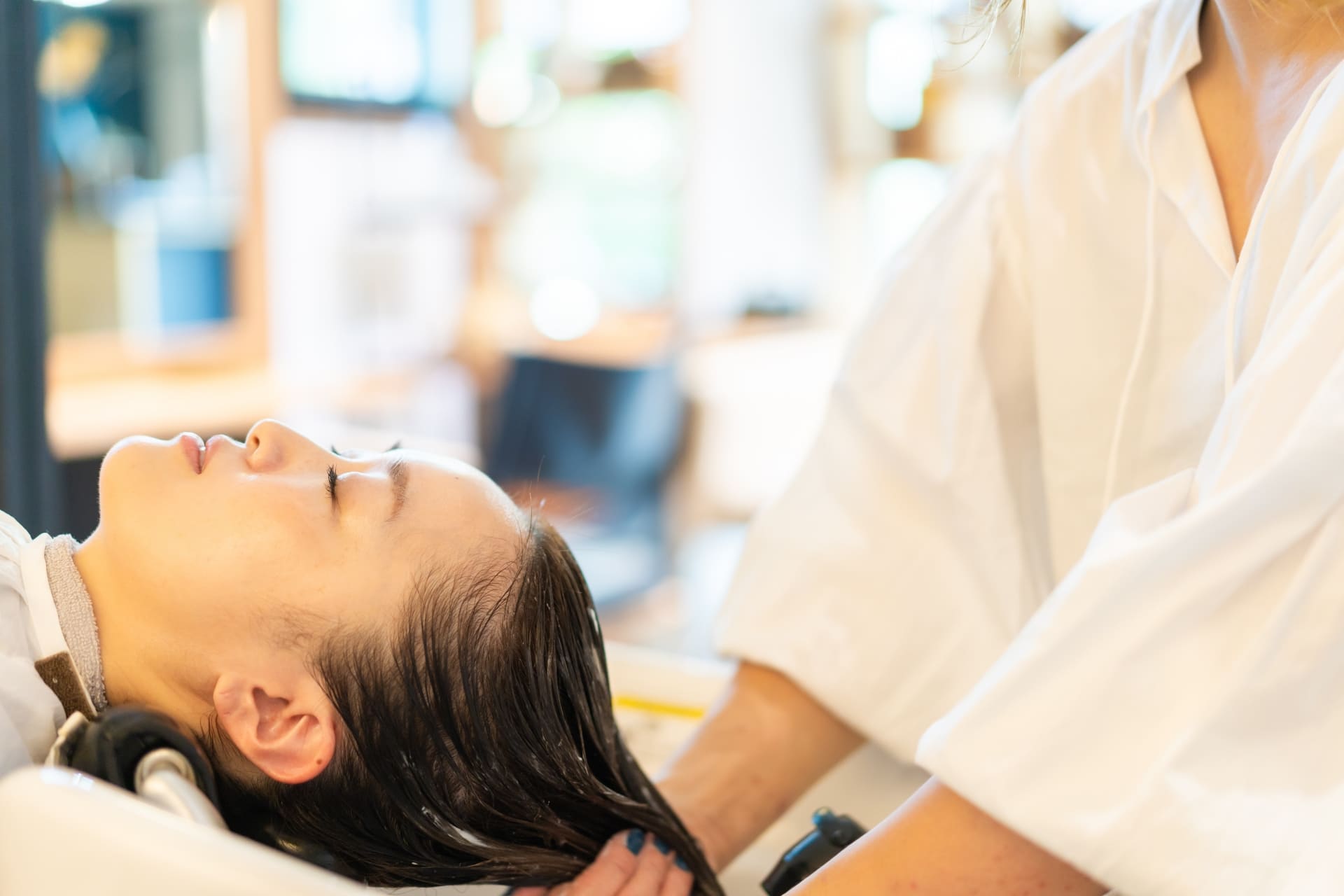 ヘッドスパを受ける女性